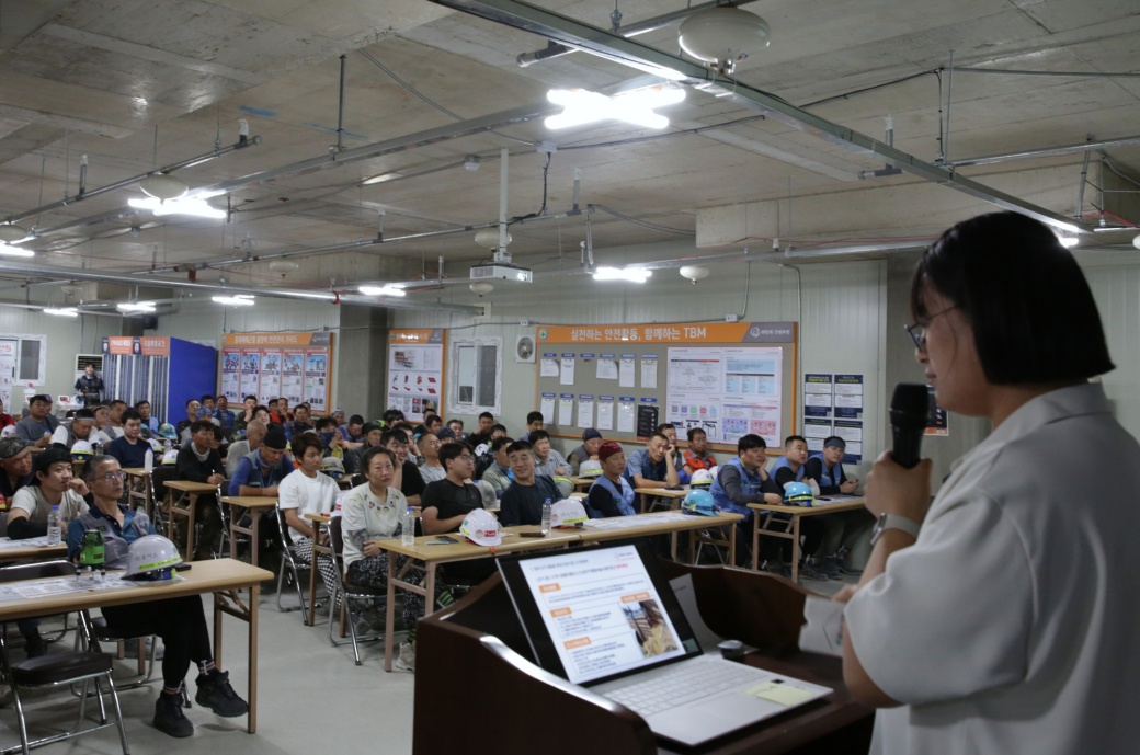 batch_사진1.+외국인+근로자들이+외국인+안전문화+지도사의+강의를+경청하고+있다..jpg