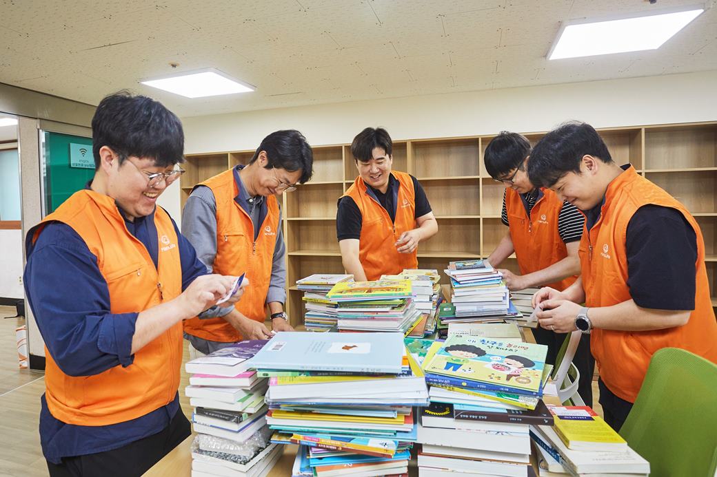 1040_1+사진3.+㈜한화+건설부문+임직원들이+포레나+도서관+104호점+조성+봉사활동을+하고+있다.jpg