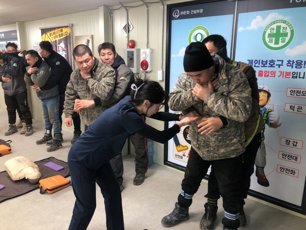 썸넬사진1.+외국인+근로자들이+직접+응급처치+실습을+받고+있다..jpg
