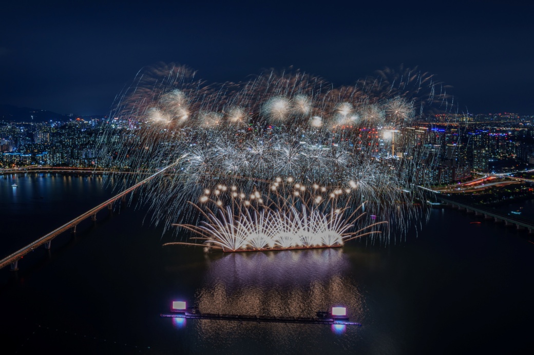 사진2.+‘한화와+함께하는+서울세계불꽃축제+2025’에서+선보인+㈜한화의+불꽃.jpg